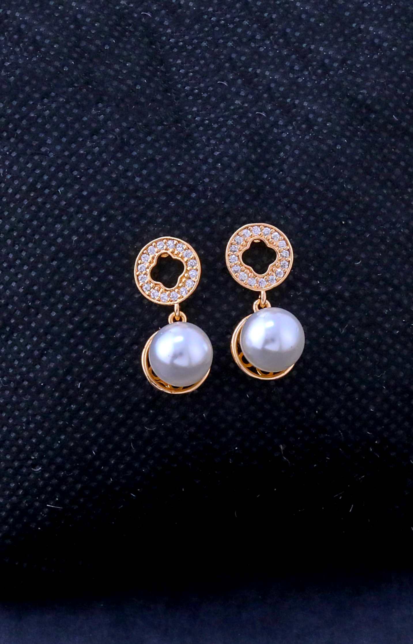 GehnaBuzz Unwind Pearl Collection Earring