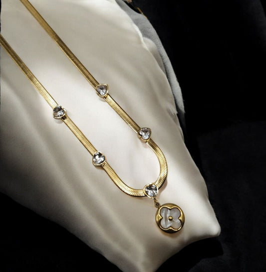 Lucky white flower pendant necklace